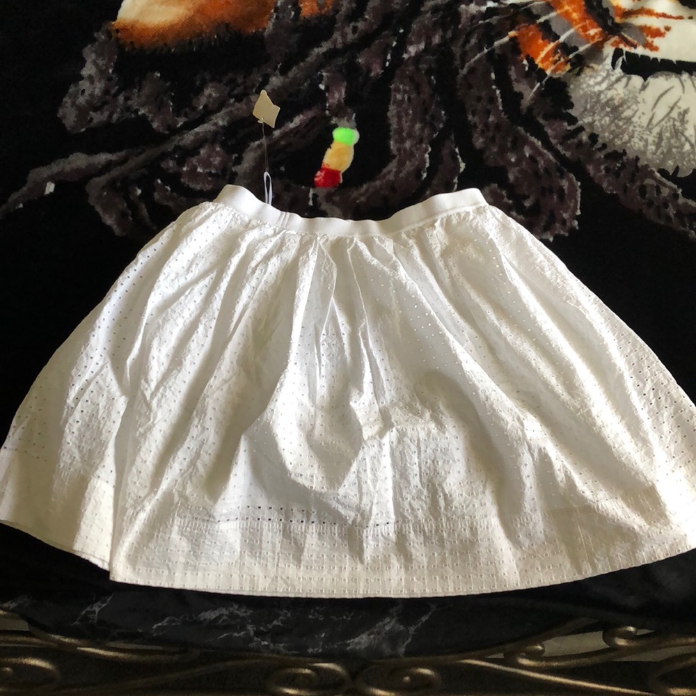 Cotton skirt with lining and pockets.